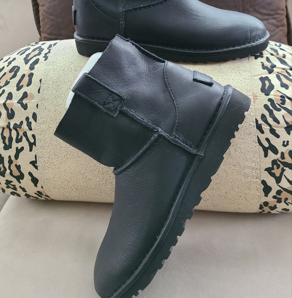UGG short leather black boots, Unlined